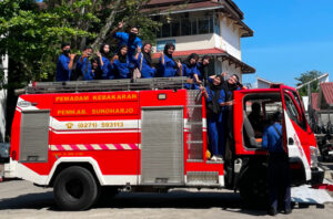 Read more about the article Penyelamatan Dasar Kebakaran: Prodi Kesmas UMS Gandeng Damkar Sukoharjo Latih Mahasiswa