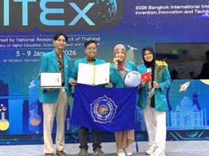 Read more about the article Mahasiswa Kesmas UMS Raih Gold Medal pada Ajang IPITEX 2026 di Bangkok