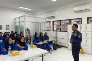 Read more about the article Mahasiswa Kesmas UMS Ikuti Praktik Tanggap Darurat Kebakaran Bersama Damkar Sukoharjo