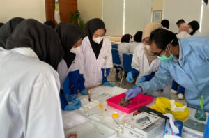 Read more about the article Mahasiswa Peminatan Kesehatan Lingkungan Kesmas UMS Perdalam Kompetensi melalui Praktik Lapangan di BBLabKesmas Salatiga