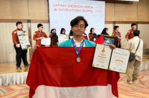 Read more about the article Mahasiswa Kesmas UMS Raih Silver Medal di Japan Design, Idea, & Invention Expo Lewat Inovasi Perlindungan Pekerja Migran